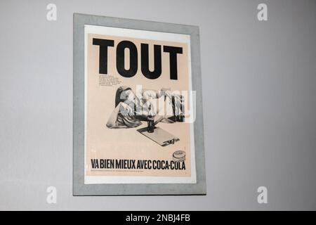 Bordeaux , Aquitaine France - 06 02 2023 : Coca Cola vintage années soixante annonce réelle cadre marque et texte logo nous boissons gazeuses sans alcool Banque D'Images