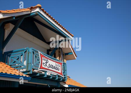 lacanau , Aquitaine France - 12 02 2023 : lacanau Ocean surf club marque et logo sur bois bâtiment façade sport ville française de surf dans Banque D'Images