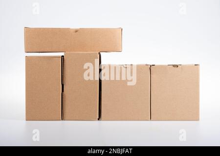 Pile de boîtes en carton marron sur fond blanc Banque D'Images