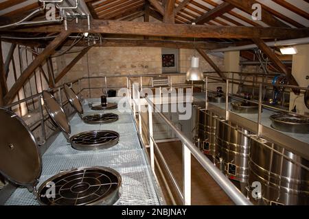 Usine de vin moderne avec de nouveaux grands réservoirs pour la fermentation. cave à vin moderne avec réservoirs en acier inoxydable Banque D'Images