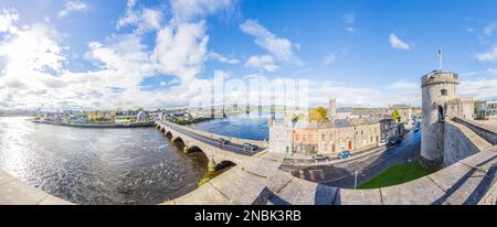 Vue panoramique sur la rivière Shannon et le pont Thomond depuis le mur de la ville de Limerick Banque D'Images