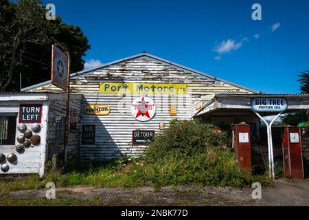 Ancienne station-service, 'Port Motors', Ormondville, Tararua District, North Island, Nouvelle-Zélande Banque D'Images