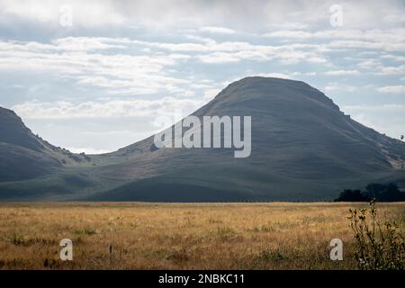 Collines abruptes derrière les terres agricoles, Takapau, Central Hawkes Bay, North Island, Nouvelle-Zélande Banque D'Images