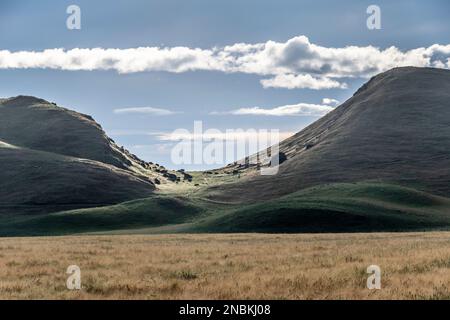 Collines abruptes derrière les terres agricoles, Takapau, Central Hawkes Bay, North Island, Nouvelle-Zélande Banque D'Images