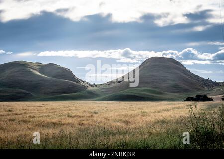 Collines abruptes derrière les terres agricoles, Takapau, Central Hawkes Bay, North Island, Nouvelle-Zélande Banque D'Images
