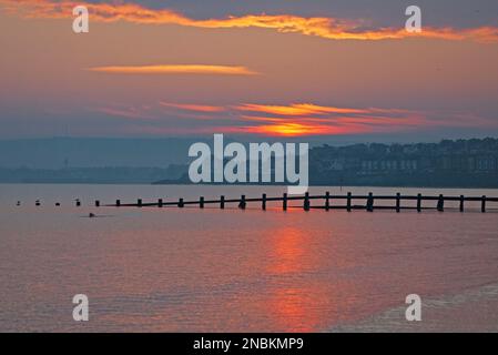 Portobello, Édimbourg, Écosse, Royaume-Uni. 14th février 2023. Lever de soleil nippy avec une température d'environ 0 degrés centigrade et gel sur le sol au bord de la mer par le Firth of Forth. Credit: Archwhite/alamy Live news. Banque D'Images