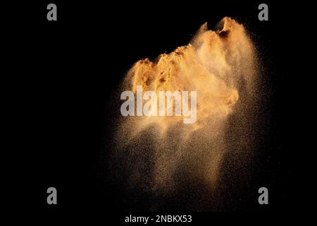 Explosion de sable de rivière à sec brun isolé sur fond blanc. Résumé des projections de sable. Banque D'Images