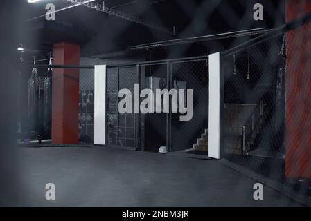 Entrez dans la bague pour prouver votre force. Photo d'un ring de boxe dans une salle de sport. Banque D'Images