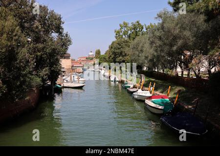 Venise, Italie - 6 septembre 2022: 59th Un canal vénitien typique situé dans le jardin de Giardnini à Venise Banque D'Images