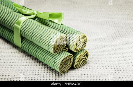 ensemble cadeau de serviettes de cuisine vertes en bambou sur fond de serviette gaufrée Banque D'Images
