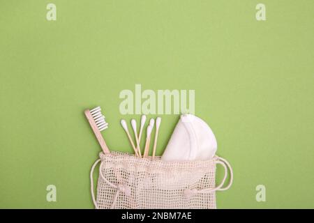 Brosse à dents écologique en bambou, tampons de coton réutilisables et cotons-tiges en bois. Le concept de prendre soin de l'environnement, pas de plastique et pas de déchets. Ce Banque D'Images