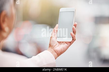 Femme d'affaires, mains et mockup téléphone en ville pour la gestion des données, l'application gps et l'analyse des actualités. Travailleur, maquette de smartphone et technologie urbaine Banque D'Images