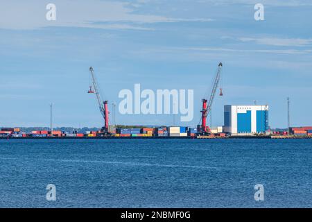 Halmstad, Suède - 20 août 2022 : port industriel de Halmstad dans la mer du Kattegat, en Suède Banque D'Images