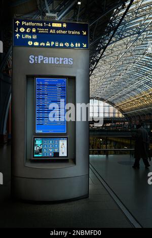 Hall et horaires à la gare internationale de St Pancras, Londres, Angleterre. Banque D'Images