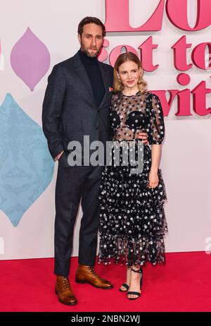 Londres, Royaume-Uni. 13th févr. 2023. Oliver Chris et Kate Phillips participent à la première du Royaume-Uni « Qu'est-ce que l'amour a à faire avec elle ? » À Odeon Leicester Square à Londres. (Photo de Brett Cove/SOPA Images/Sipa USA) crédit: SIPA USA/Alay Live News Banque D'Images