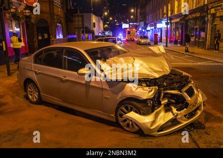 Angleterre, Londres, voiture écrasée après un accident dans la rue la nuit Banque D'Images