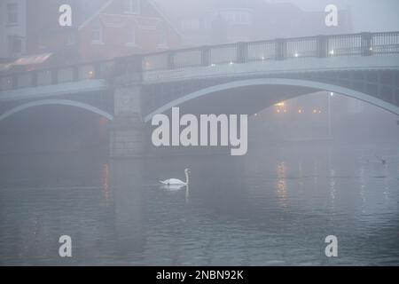 Windsor, Berkshire, Royaume-Uni. 14th février 2023. Pont de Windsor de l'autre côté de la Tamise. C'était un début fade à la Saint-Valentin à Windsor, Berkshire. Un avertissement jaune de brouillard de met Office reste en place pour Londres et le sud-est de l'Angleterre jusqu'en 10am ce matin. Crédit : Maureen McLean/Alay Live News Banque D'Images