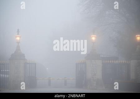 Windsor, Berkshire, Royaume-Uni. 14th février 2023. Château de Windsor. C'était un début fade à la Saint-Valentin à Windsor, Berkshire. Un avertissement jaune de brouillard de met Office reste en place pour Londres et le sud-est de l'Angleterre jusqu'en 10am ce matin. Crédit : Maureen McLean/Alay Live News Banque D'Images