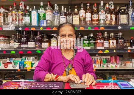 Angleterre, Londres, Dame indienne âgée dans le Mini-magasin Banque D'Images