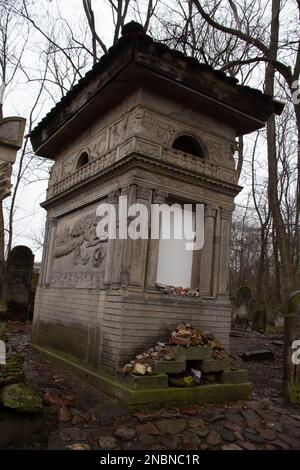 La tombe élaborée de Ber Sonnenberg dans le cimetière juif de Sarsaw, Pologne Banque D'Images