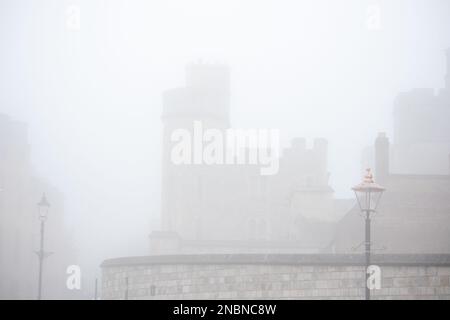 Windsor, Berkshire, Royaume-Uni. 14th février 2023. Château de Windsor à travers le brouillard. C'était un début fade à la Saint-Valentin à Windsor, Berkshire. Un avertissement jaune de brouillard de met Office reste en place pour Londres et le sud-est de l'Angleterre jusqu'en 10am ce matin. Crédit : Maureen McLean/Alay Live News Banque D'Images