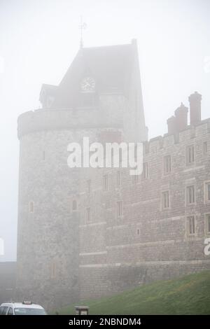 Windsor, Berkshire, Royaume-Uni. 14th février 2023. La tour du couvre-feu au château de Windsor à travers le brouillard. C'était un début fade à la Saint-Valentin à Windsor, Berkshire. Un avertissement jaune de brouillard de met Office reste en place pour Londres et le sud-est de l'Angleterre jusqu'en 10am ce matin. Crédit : Maureen McLean/Alay Live News Banque D'Images