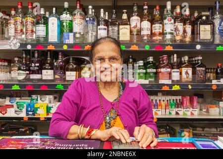 Angleterre, Londres, Dame indienne âgée dans le Mini-magasin Banque D'Images