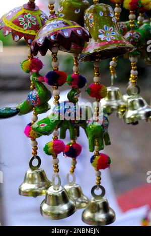 Pune, Inde, articles d'artisanat avec foyer sélectif, textile et bois et argile avec design traditionnel à vendre sur le marché indien. Banque D'Images