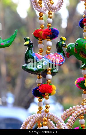 Pune, Inde, articles d'artisanat avec foyer sélectif, textile et bois et argile avec design traditionnel à vendre sur le marché indien. Banque D'Images