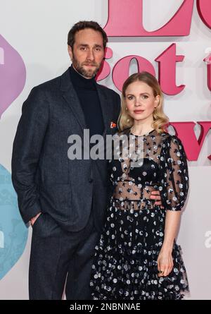 Londres, Royaume-Uni. 13th févr. 2023. Oliver Chris et Kate Phillips participent à la première du Royaume-Uni « Qu'est-ce que l'amour a à faire avec elle ? » À Odeon Leicester Square à Londres. Crédit : SOPA Images Limited/Alamy Live News Banque D'Images