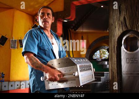 DANNY TREJO DANS SPY KIDS 2: ISLAND OF LOST DREAMS (2002) -TITRE ORIGINAL: SPY KIDS 2: LA ISLA DE LOS SUEÑOS PERDIDOS-, RÉALISÉ PAR ROBERT RODRIGUEZ. Crédit : FILMS DIMENSION / Album Banque D'Images