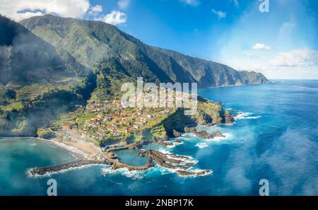 Paysage avec Seixal village de la côte nord, île de Madère, Portugal Banque D'Images