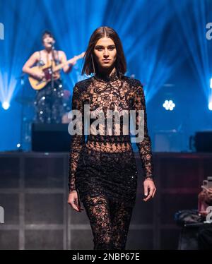 13 février 2023, New York, New York, États-Unis: Model Walks piste pour la collection Cucculelli Shaheen les Radiants show pendant l'automne/hiver 2023 Fashion week au Webster Hall (Credit image: © Lev Radin/Pacific Press via ZUMA Press Wire) USAGE ÉDITORIAL SEULEMENT! Non destiné À un usage commercial ! Banque D'Images