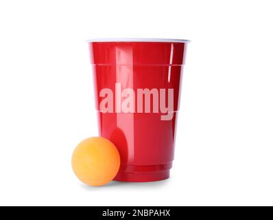 Tasse et balle en plastique rouge pour bière-pong sur fond blanc Banque D'Images