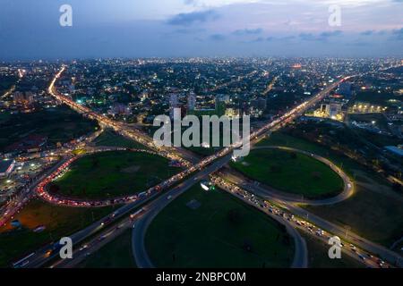 Vue aérienne de nuit de l'échangeur Tetteh-Quarshie de la ville d'Accra au Ghana. Banque D'Images