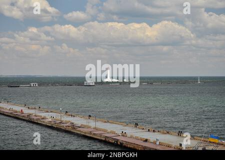 Phare blanc dans la mer Noire, port d'Odessa. Banque D'Images