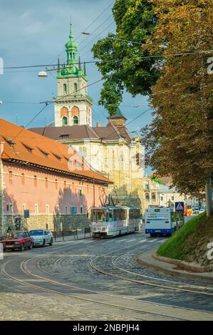 Lviv, Ukraine. 31 août. 2014. Rue ancienne avec pavés et bâtiments historiques, église et tramway. Banque D'Images