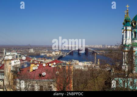 Panorama de la ville de Kiev depuis une hauteur. Vue d'en haut sur les toits de Podil. Maisons, architecture de quartier résidentiel. Capitale ukrainienne. Pont de Gavansky traversant la rivière Dniepr. Banque D'Images