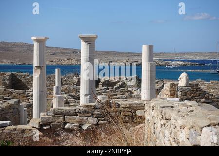 Ruines archéologiques sur l'île de Delos, site classé au patrimoine mondial de l'UNESCO. Un des plus importants sites mythologiques, historiques et archéologiques de Grèce. Banque D'Images