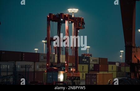 Europe Allemagne Hambourg de nuit - transporteur de conteneurs au travail, port de Hambourg en Allemagne Banque D'Images