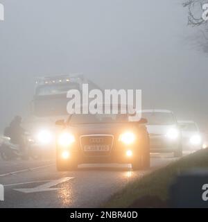 Kidderminster, Royaume-Uni. 14 février 2023. Météo au Royaume-Uni : un début très brumeux pour de nombreux navetteurs aujourd'hui. Les conducteurs doivent être extrêmement prudents ce matin car la visibilité sur les routes britanniques est très faible dans le brouillard épais. Crédit : Lee Hudson/Alamy Live News Banque D'Images