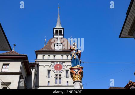 BERNE, SUISSE, le 23 JUIN 2022 - vue sur la fontaine Anna Seiler avec la tour de l'horloge de Kafigturm en arrière-plan dans le centre de Berne, Suisse Banque D'Images