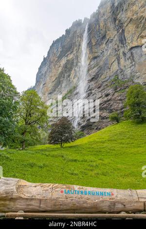 La cascade de Staubbach à Lauterbrunnen, dans l'Oberland bernois, en Suisse. Banque D'Images