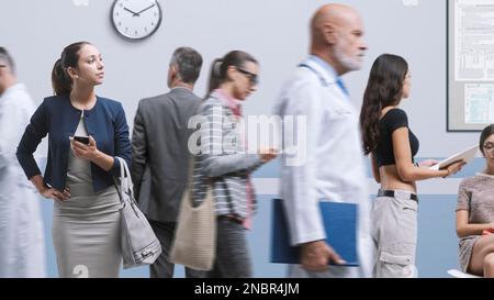 Patients et médecins marchant dans le couloir de l'hôpital, concept de soins de santé et de médecine Banque D'Images