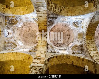 Nave centrale, dômes hémisphériques surélevés reposant sur des fûts soutenus par des colonnes. Les casquettes construites avec des anneaux concentriques dans des ashlars en grès dans l'église de style architectural arabo-normand de San Cataldo - Palerme, Sicile, Italie Banque D'Images