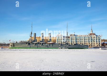 ST. PETERSBOURG, RUSSIE - 12 FÉVRIER 2023 : le croiseur Aurora dans le contexte de l'école Nakhimov. Saint-Pétersbourg Banque D'Images