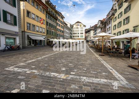 LUCERNE, SUISSE, 21 JUIN 2022 - vue sur la place Mülhen (Mülhenplatz) dans le centre-ville de Lucerne, Suisse Banque D'Images