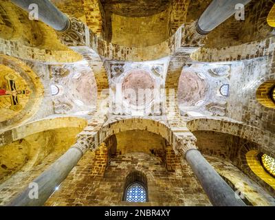 Nave centrale, dômes hémisphériques surélevés reposant sur des fûts soutenus par des colonnes. Les casquettes construites avec des anneaux concentriques dans des ashlars en grès dans l'église de style architectural arabo-normand de San Cataldo - Palerme, Sicile, Italie Banque D'Images