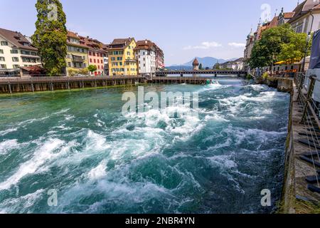 LUCERNE, SUISSE, le 21 JUIN 2022 - les eaux bouillonnantes de la rivière Reuss dans le centre de Lucerne, Suisse Banque D'Images