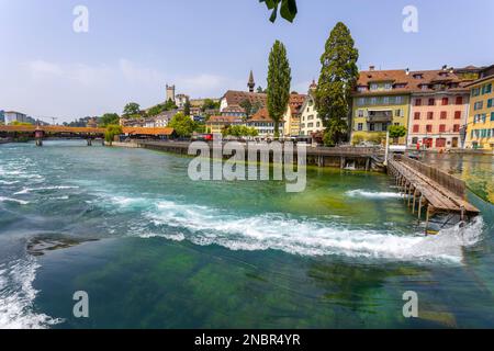 LUCERNE, SUISSE, le 21 JUIN 2022 - vue sur la rivière Reuss dans le centre de Lucerne, Suisse Banque D'Images